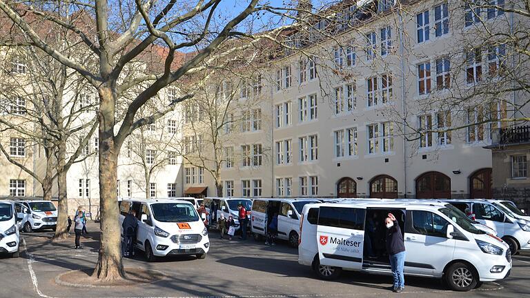Seit diesem Schuljahr fahren die Malteser auch die Schulkinder der Würzburger Maria-Stern-Schule. Nachmittags herrscht auf dem Schulhof der Schillerschule reges Treiben bisalle Kinder in die 17 neuen Busse eingestiegen sind. Seit diesem Schuljahr fahren die Malteser auch die Schulkinder der Würzburger Maria-Stern-Schule. Nachmittags herrscht auf dem Schulhof der Schillerschule reges Treiben bisalle Kinder in die 17 neuen Busse eingestiegen sind.