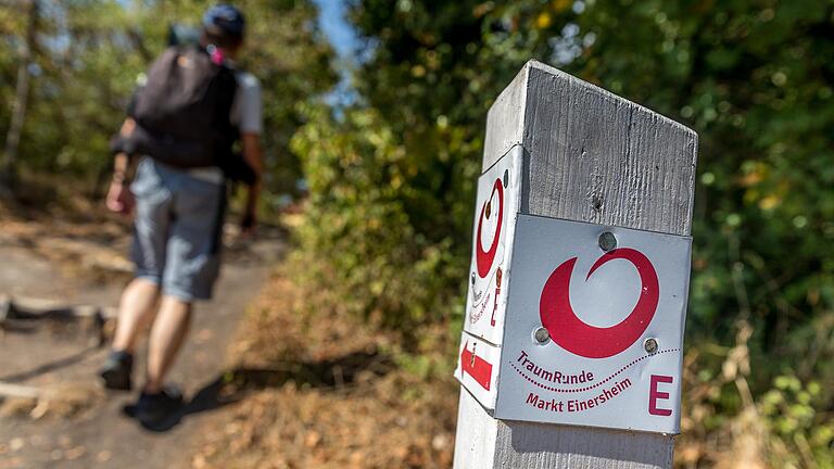 Unterwegs auf der rund zehn Kilometer langen TraumRunde Markt Einersheim im Kitzinger Land. Blick auf das Tourenlogo. Die Route ist sehr gut ausgeschildert.