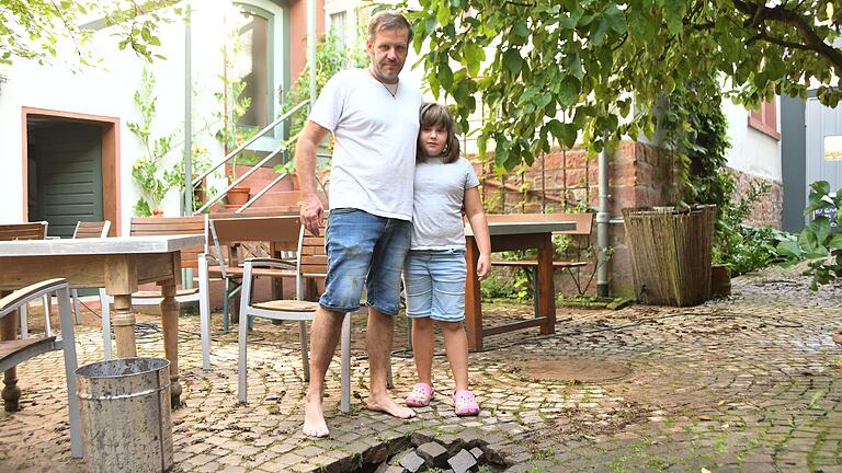Restaurant-Inhaber Stefan Pumm bereinigt am Morgen nach dem Unwetter die Schäden in Keller und Biergarten: 'Dieses Wochenende werden wir nicht aufmachen, sondern aufräumen.' Restaurant-Inhaber Stefan Pumm bereinigt am Morgen nach dem Unwetter die Schäden in Keller und Biergarten: 'Dieses Wochenende werden wir nicht aufmachen, sondern aufräumen.'