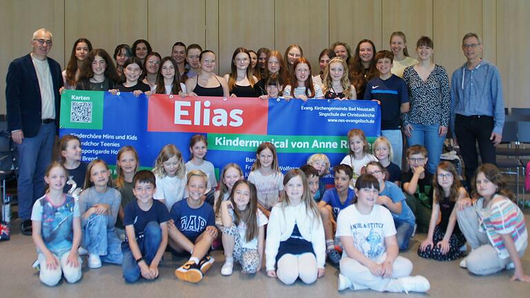 Unter der Leitung von Karin, Thomas und Anne Riegler treten am 3. und 4. Juli knapp 80 Kinder und Jugendliche in der Stadthalle auf. Das Kindermusical erzählt die alttestamentliche Geschichte des Propheten Elias nach. Unter der Leitung von Karin, Thomas und Anne Riegler treten am 3. und 4. Juli knapp 80 Kinder und Jugendliche in der Stadthalle auf. Das Kindermusical erzählt die alttestamentliche Geschichte des Propheten Elias nach.