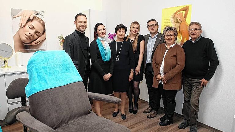 Nadjas Beauty-Etagen eröffnet       -  Die staatlich anerkannte Kosmetikerin und Wellnesstherapeutin Nadja Horn (Zweite von links) hat in der Spitalstraße 7 ihr eigenes Kosmetikstudio eröffnet.  Drei Monate werkelte sie mit Freunden und der Familie daran, aus der ehemaligen Softwareschmiede Nadjas Beauty-Etagen zu machen. Mit Erfolg, wie auch Bürgermeister Thorsten Wozniak (links) betonte. Schließlich habe er wie viele andere die Zeit der abgehängten Fenster &bdquo;mit viel Spannung verfolgt&ldquo; und freue sich nun sehr, dass an dieser Stelle wieder Leben in die Spitalstraße einziehe, &bdquo;ein Geschäft, das für Frequenz sorgt.&ldquo;  Mit der Eröffnung des eigenen Studios &bdquo;habe ich mir meinen Lebenstraum erfüllt&ldquo;, bekannte Nadja Horn. Zusammen mit ihren Kolleginnen Rita Maul und Erika Schneider (Dritte und Vierte von links) bietet sie auf rund 140 Quadratmetern ein breites Spektrum an Dienstleistungen an: Von Gesichtsbehandlungen über apparative Kosmetik, Fußpflege, Maniküre, Nagelmodellagen, Wellnessbehandlungen und Enthaarungen bis hin zum perfekten Make-up.  In einem eigenen Schulungsraum sollen auch Workshops angeboten werden. &bdquo;Die Kunden sollen sich wohlfühlen und mit einem Lächeln nach Hause gehen&ldquo;, wünscht sich Nadja Horn. Zur Eröffnung gratulierten auch (von rechts) Stadtrat Heinz Lorz, Petra Aumüller für Gerolzhofen-aktiv und der Dritte Bürgermeister Markus Reuß. Foto: Matthias Endriss