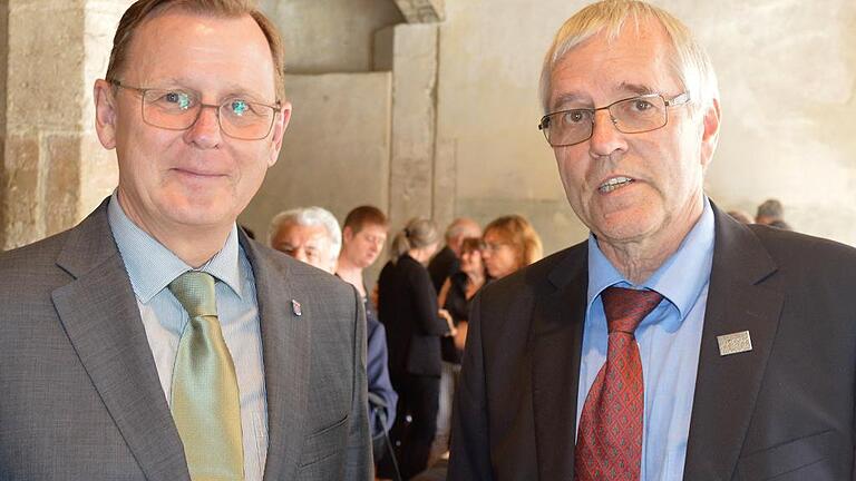 Nicht ganz zufrieden: Ideengeber Ulrich Großmann (rechts, mit dem Thüringischen Ministerpräsidenten Bodo Ramelow bei seinem Besuch im Juni) hätte sich im ersten Jahr mehr Besucher im Deutschen Burgenmuseum gewünscht.