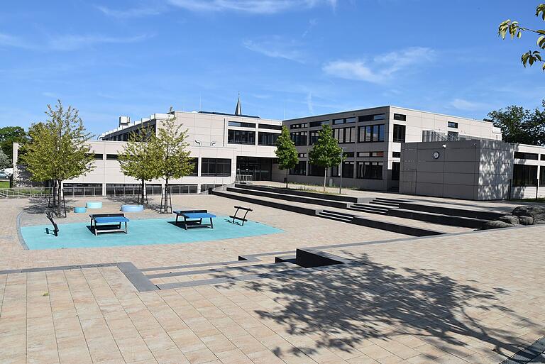 Seit dem vergangenen Schuljahr ist die Dreiberg-Schule in Knetzgau Multiplikatoren-Schule für das Projekt 'LemaS – Leistung macht Schule' und trägt den Wissensbereich weiter. Seit dem vergangenen Schuljahr ist die Dreiberg-Schule in Knetzgau Multiplikatoren-Schule für das Projekt 'LemaS – Leistung macht Schule' und trägt den Wissensbereich weiter.