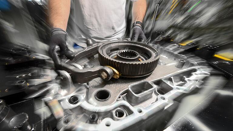Arbeit an einem Getriebe       -  Die Getriebefertigung eines Maschinenbauers. Die bayerische Industrie leidet unter anhaltend schwacher Nachfrage. (Symbolbild)