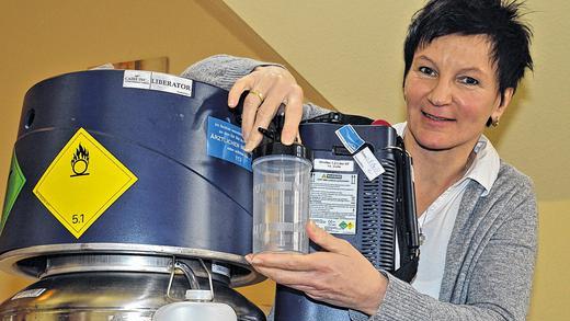 Sauerstoff im Hotel: Langzeittherapie-Patienten können beruhigt in Haard Urlaub machen. Manuela Röhlinger demonstriert, wie Patienten das kleine Gerät (rechts) am großen Tank in der Bärenburg auffüllen können. Sauerstoff im Hotel: Langzeittherapie-Patienten können beruhigt in Haard Urlaub machen. Manuela Röhlinger demonstriert, wie Patienten das kleine Gerät (rechts) am großen Tank in der Bärenburg auffüllen können.