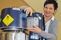 Sauerstoff im Hotel: Langzeittherapie-Patienten können beruhigt in Haard Urlaub machen. Manuela Röhlinger demonstriert, wie Patienten das kleine Gerät (rechts) am großen Tank in der Bärenburg auffüllen können.