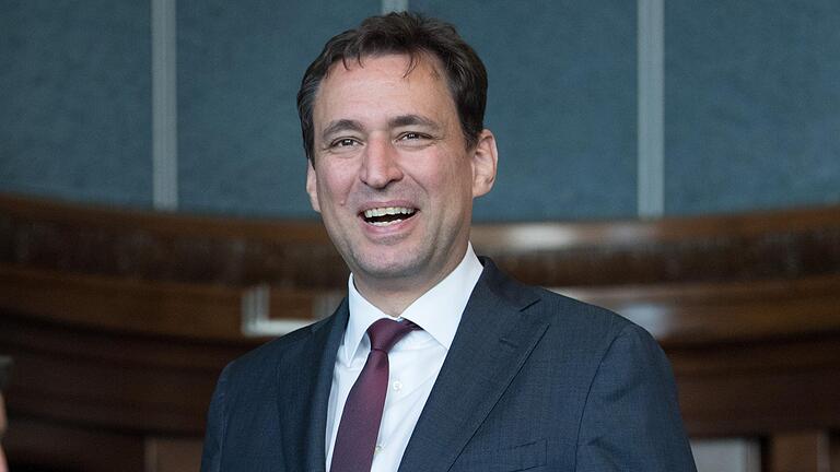 Der bayerische Justizminister Georg Eisenreich (CSU) fordert im Kampf gegen Internetkriminalität neue Gesetze. Der bayerische Justizminister Georg Eisenreich (CSU) fordert im Kampf gegen Internetkriminalität neue Gesetze.