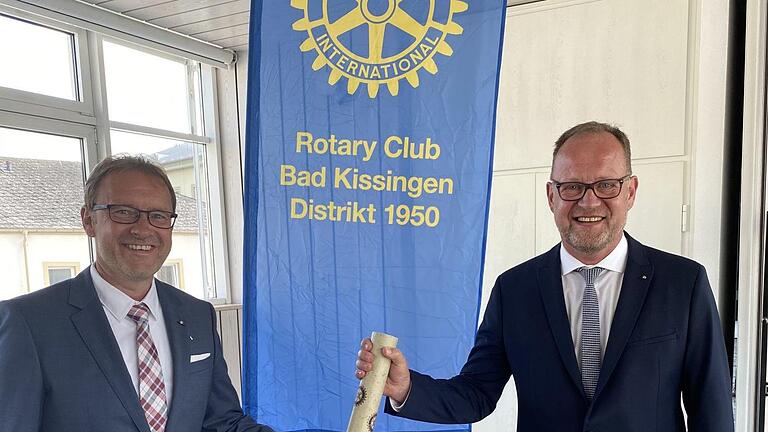 Der alte und der neue Präsident: Volker Schmitt übergibt die Charterurkunde des Rotary Clubs Bad Kissingen an Frank Kugler. Johannes Schmitt       -  Der alte und der neue Präsident: Volker Schmitt übergibt die Charterurkunde des Rotary Clubs Bad Kissingen an Frank Kugler. Johannes Schmitt