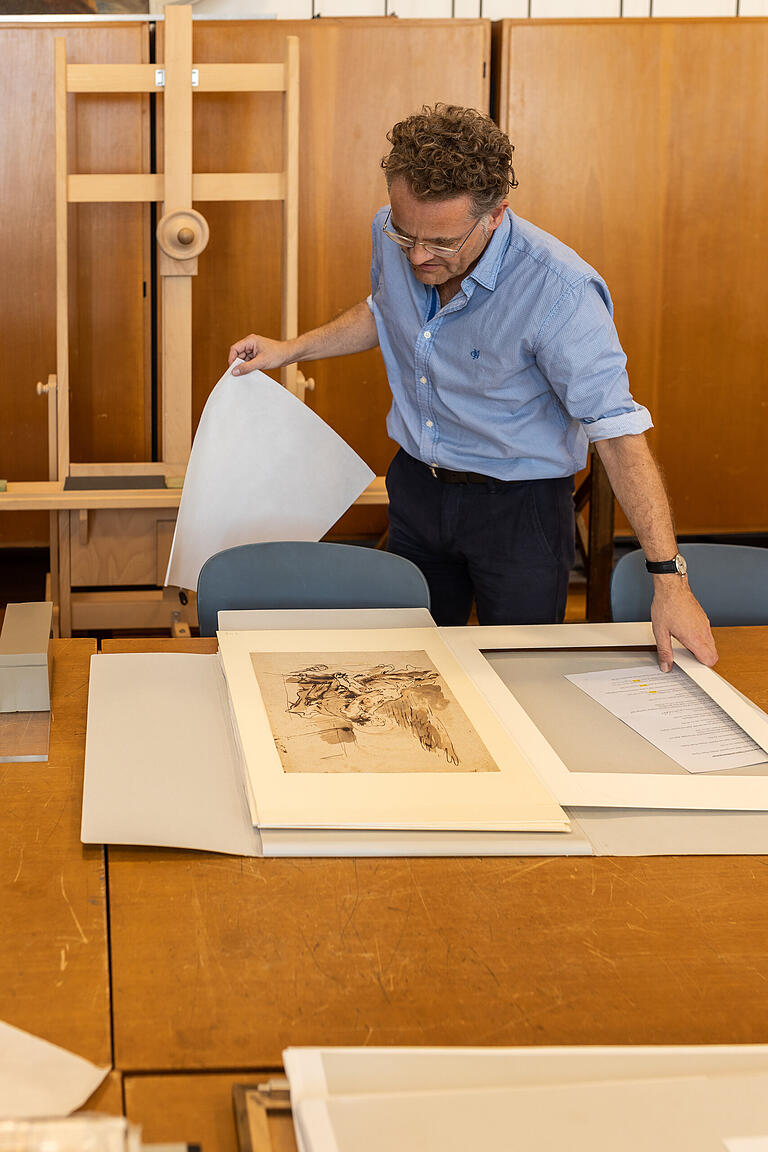 Damian Dombrowski, der Direktor der Gemäldegalerie, in seinem Büro in der Residenz über Radierungen von Giambattista Tiepolo, die auch in der Ausstellung zu sehen sein werden.