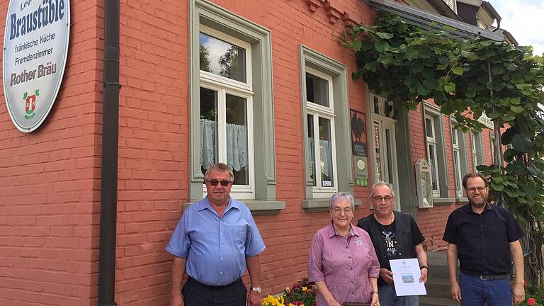 Bärbel und Alfons Elsesser (Mitte) haben das Braustüble in Roth übernommen. Über das neue Angebot im Rhöndorf freuen sich Bürgermeister Fridolin Link (links) sowie Brauereichef und Hauseigentümer Xaver Weydringer (rechts). Bärbel und Alfons Elsesser (Mitte) haben das Braustüble in Roth übernommen. Über das neue Angebot im Rhöndorf freuen sich Bürgermeister Fridolin Link (links) sowie Brauereichef und Hauseigentümer Xaver Weydringer (rechts). 