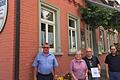 Bärbel und Alfons Elsesser (Mitte) haben das Braustüble in Roth übernommen. Über das neue Angebot im Rhöndorf freuen sich Bürgermeister Fridolin Link (links) sowie Brauereichef und Hauseigentümer Xaver Weydringer (rechts).&nbsp;
