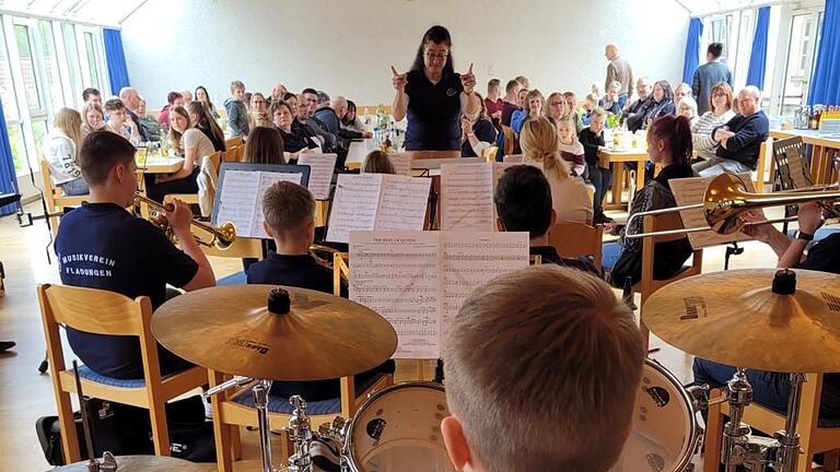 Das Kinderkonzert des Musikvereins Fladungen lockte viele Besucher an. Im Mittelpunkt stand das Ausprobieren verschiedener Instrumente.