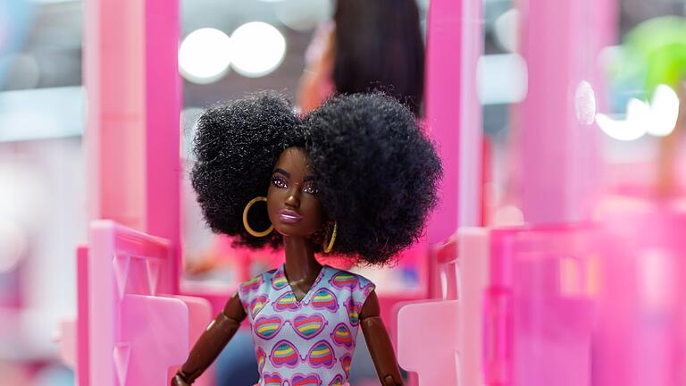 Barbie mit Rollstuhl       -  Mittlerweile gibt es auch eine Barbie im Rollstuhl (Archivbild).