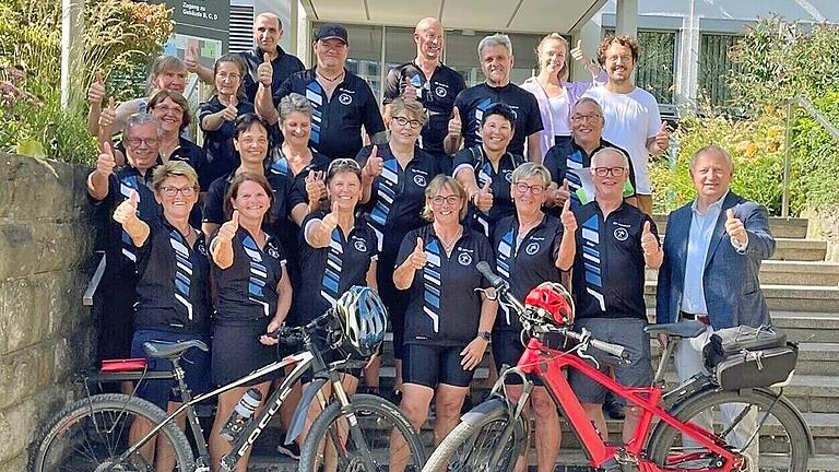 Die erfolgreichen Radlerinnen und Radler das TSV Steinach und des Bayerischen Kammerorchesters Bad Brückenau mit Landrat Thomas Bold (rechts), Klimaschutzmanager Alexander Zink (hintere Reihe, rechts) und Klimaschutzkoordinatorin Leonie Hassenjürg...       -  Die erfolgreichen Radlerinnen und Radler das TSV Steinach und des Bayerischen Kammerorchesters Bad Brückenau mit Landrat Thomas Bold (rechts), Klimaschutzmanager Alexander Zink (hintere Reihe, rechts) und Klimaschutzkoordinatorin Leonie Hassenjürgen (hintere Reihe, 2. v. r.); der erfolgreichste Radler, Martijn Vervoort, konnte nicht an der Gewinnübergabe teilnehmen.