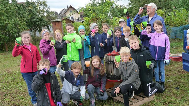 Die Klasse 4b bei der Verkostung des Traubensaftes.