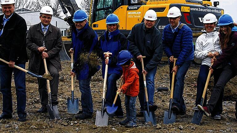 Spatenstich für das neue Käfer-Gebäude: Im Bild Bürgermeister Wolfgang Widmaier, Geschäftsleiter Udo Böhnlein, von der Firma Käfer, Robert Erhard und Daniela Wetterich mit Tochter Ulla, Frank Schmierlein und Christian Schmöger von der Firma Rudloff, Wild & Partner, Wiebke Harcke und Anna Wetterich.