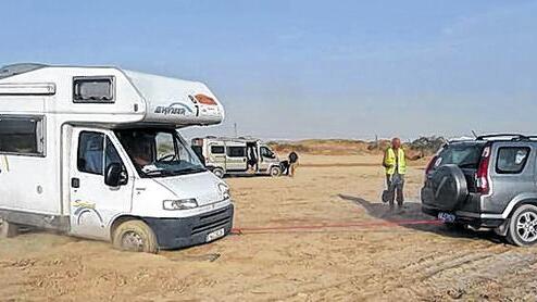 Tief im Sand eingegraben: Zum Glück gibt es Bergungsgurte und Autos mit Allrad.