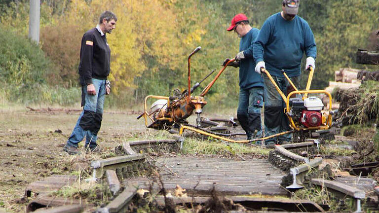 Mit einer Gleisschraubmaschine lösen die Arbeiter die Schrauben, mit denen Schienen und Schwellen zusammengehalten werden. Foto: Ulrike Müller       -  Mit einer Gleisschraubmaschine lösen die Arbeiter die Schrauben, mit denen Schienen und Schwellen zusammengehalten werden. Foto: Ulrike Müller