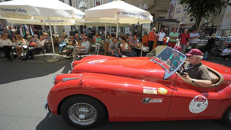 Ein wesentliches Merkmal der Rallye: Die Zuschauer kommen den Autos ganz nahe.