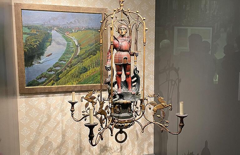 In der Sachs-Ausstellung ist der Kronleuchter mit dem Sagenhelden Siegfried aus dem Herrenzimmer von Schloss Mainberg zu sehen. In der Sachs-Ausstellung ist der Kronleuchter mit dem Sagenhelden Siegfried aus dem Herrenzimmer von Schloss Mainberg zu sehen.