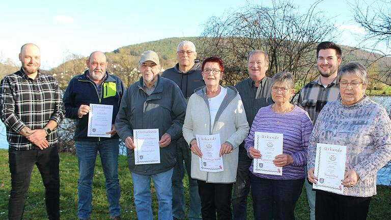 Ehrungen bei den Anglern (von links): Daniel Elsner (Vorsitzender), Willi Zoller, Manfred Hofmann, Günter Brohmann (alle Ehrenmitglieder), Marika Krautschneider (25 Jahre), Lothar Burkard (Ehrenmitglied), Hildegund Ruppert (25 Jahre), Tobias Schipper (Stellvertretender Vorsitzender), Hiltrud Münz (25 Jahre).