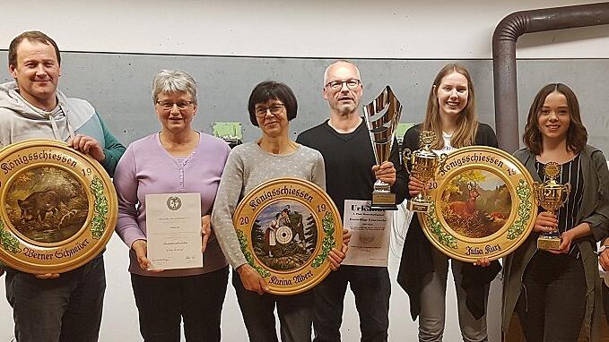 Die Sieger der Pokale und Scheiben präsentieren sich mit (von links) Vorsitzendem Michael Geier (Meisterpokal), Werner Schneider (Schützenscheibe), Elke Wiener (Protektorabzeichen für langjährige Vereinsdienste), Gerlinde Albert (in Vertretung für Karina Albert, Damenscheibe), Markus Stühler (Dorfmeisterschaftspokal), Julia Kurz (Vereinspokal, Jugendscheibe), Anna Gleichmann (Jugendpokal, Preis), Sophia Schaller (Jugendkönigin) und Zweitem Vorsitzenden Manuel Warmuth.