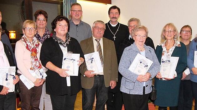 Dekan Jürgen Blechschmidt sowie die beiden Synodalpräsidenten Charlotte Seitz und Gerhard Koch konnten im Rahmen des Dekanatsempfangs im Martin-Luther-Haus in Rügheim eine ganze Reihe verdienter Persönlichkeiten für deren 25- bzw. 50-jähriges ehrenamtliches Wirken mit Urkunde und Tontafel auszeichnen. Unser Bild zeigt (von links) Synodalpräsident Gerhard Koch, Margarete Widmann, Thomas Link, Ulla Herold, Ute Köttler, Hiltrud Denninger, Armin Bogendörfer, Günter Denninger, Dekan Jürgen Blechschmidt, Eberhard Laesch, Waltraud Müller, Anneliese Scharpf, Synodalpräsidentin Charlotte Seitz, Elke Holzheid und Walter Schmidt.