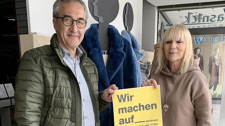 Wolfgang und Heike Wasnick vom Modehaus Wasnick in Ostheim machen auf die schwierige Situation des Einzelhandels in Zeiten des Lockdowns aufmerksam.