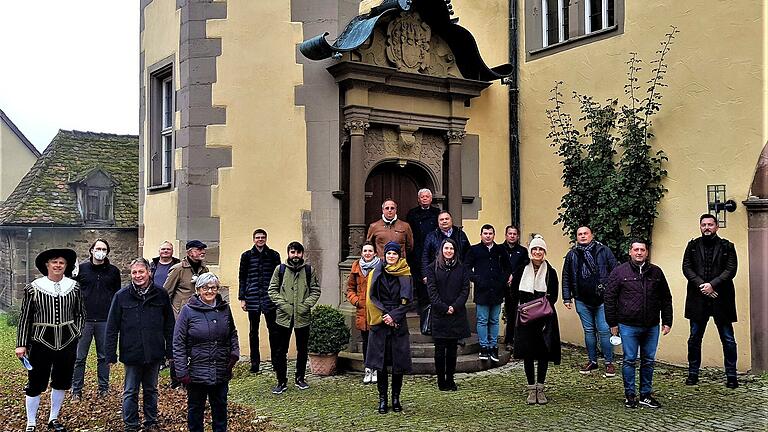 Die rumänische Delegation von 'ADR VEST' vor dem Schlossportal in Oberschwarzach zusammen mit (vorne von links) 'Schlossherr' Guido Plener, Zweiter Bürgermeister Manfred Baumann,
Fördervereinsvorstand Andreas Zehner, Monika Lindner und Judith Sandmeier vom BLfD Bamberg.