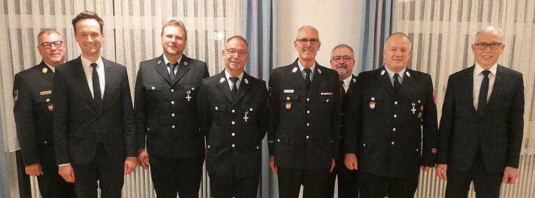 Für besondere Verdienste im Feuerwehrwesen wurden zusätzlich geehrt (von links): Kreisbrandrat Holger Strunk, Landrat Florian Töpper, Stefan Schmitt, Udo Katzenberger, Roland Beyfuß, Kreisbrandinspektor Reinhold Achatz, Kreisbrandmeister Rainer Wischer und Bürgermeister Anton Gößmann.