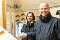 Freuen sich über den von der Stadt Schweinfurt eingerichteten Taubenschlag im Höpperles Turm: Axel Kröner von Pro Animale und Stadträtin Ulrike Schneider. Allerdings muss es nach Ansicht der Tierschützer weitere betreute Schläge in der Stadt geben.