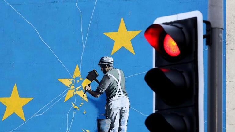 Das Brexit-Wandbild des Streetart-Künstlers Banksy. Schon Ende Oktober will Boris Johnson sein Land aus der EU führen. Foto: Gareth Fuller/PA Wire       -  Das Brexit-Wandbild des Streetart-Künstlers Banksy.