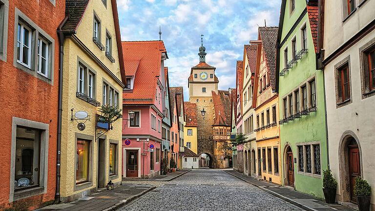 Verwinkelte Gässchen und romantisches Flair: Rothenburg ob der Tauber ist das ganze Jahr über einen Besuch wert. Verwinkelte Gässchen und romantisches Flair: Rothenburg ob der Tauber ist das ganze Jahr über einen Besuch wert.
