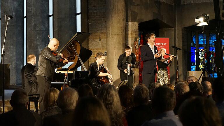 Die Band Spark und der Countertenor Valer Sabadus weiten Grenzen und sprengen die Fesseln von Epochen und Stilen.