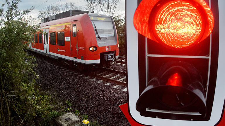 S-Bahn       -  Symbolbild: Eine rote Ampel leuchtet an einem Bahnübergang.