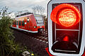 S-Bahn       -  Symbolbild: Eine rote Ampel leuchtet an einem Bahnübergang.