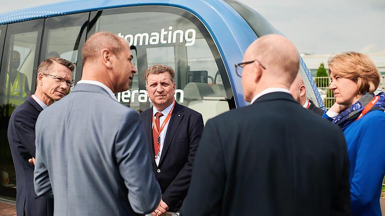 Beim ZF Shuttle Event wurde die neueste Generation des so genannten 'People Mover' in Schweinfurt vorgestellt. Im Bild (v.l.) Oberbürgermeister Sebastian Remelé (CSU),&nbsp;Torsten Gollewski, Leiter Autonomous Mobility Systems bei ZF, Bayerns Verkehrsminister&nbsp;Christian Bernreiter (CSU), ZF-Standortleiter Manfred Süß sowie Bundestagsabgeordnete Anja Weisgerber (CSU).