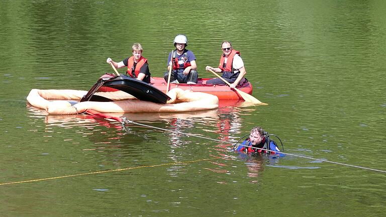 Nur noch die offene Heckklappe ragte aus dem Wasser heraus.