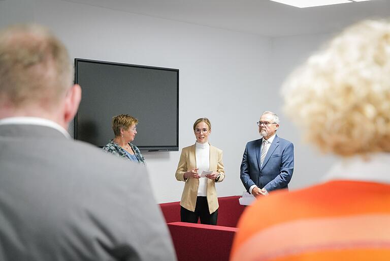 Vorne von links: Prof. Gabi Jeck-Schlottmann. Rektorin der DHBW Mosbach, Kim Linsenmayer, Campusleiterin in Bad Mergentheim und Gerhard Lauth, Geschäftsführer der Stiftung Pro DHBW Mosbach, sprachen über die hohe Bedeutung von Räumen, die der sozialen Begegnung dienen. 'Ich weiß aus eigener Erfahrung, dass die Erlebnisse außerhalb der Lehrräume einen Studierenden massiv prägen', so Kim Linsenmayer. Vorne von links: Prof. Gabi Jeck-Schlottmann. Rektorin der DHBW Mosbach, Kim Linsenmayer, Campusleiterin in Bad Mergentheim und Gerhard Lauth, Geschäftsführer der Stiftung Pro DHBW Mosbach, sprachen über die hohe Bedeutung von Räumen, die der sozialen Begegnung dienen. 'Ich weiß aus eigener Erfahrung, dass die Erlebnisse außerhalb der Lehrräume einen Studierenden massiv prägen', so Kim Linsenmayer.