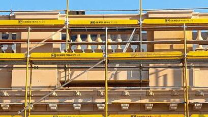 Für die Ausführung der Nordfassade des rekonstruierten Berliner Schlosses ist das Bamberger Natursteinwerk zuständig. Das Bild zeigt die Balustrade, die in Arbeitsgemeinschaft der Bamberger mit dem Unternehmen Hofmann Naturstein entsteht.