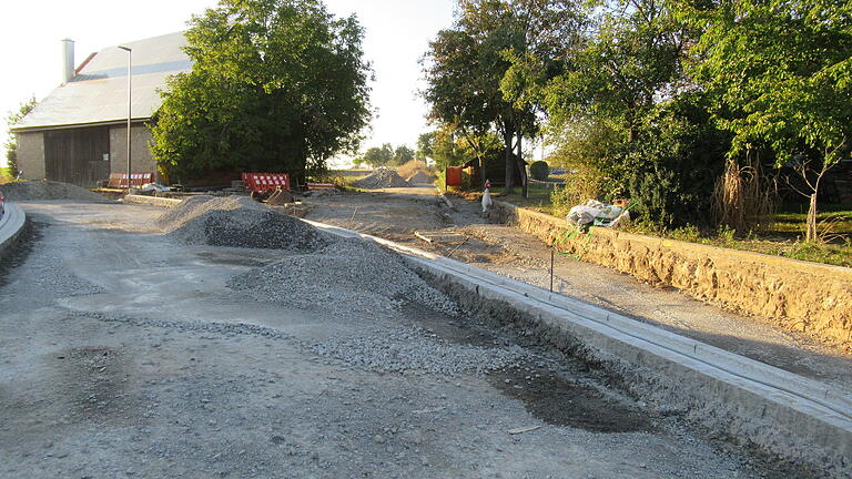 Noch ist sie eine Baustelle: Die Ortsdurchfahrt von Simmershofen