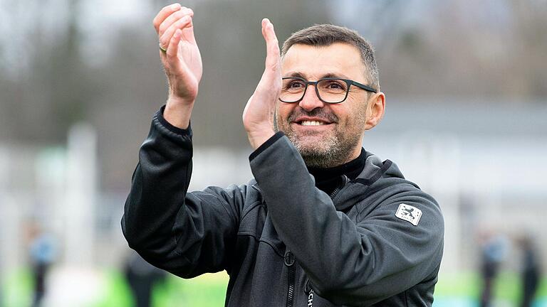 Beifall für die Löwen-Fans: Trainer Michael Köllner nach dem letzten 1860-Spiel vor der Corona-Pause in Jena.