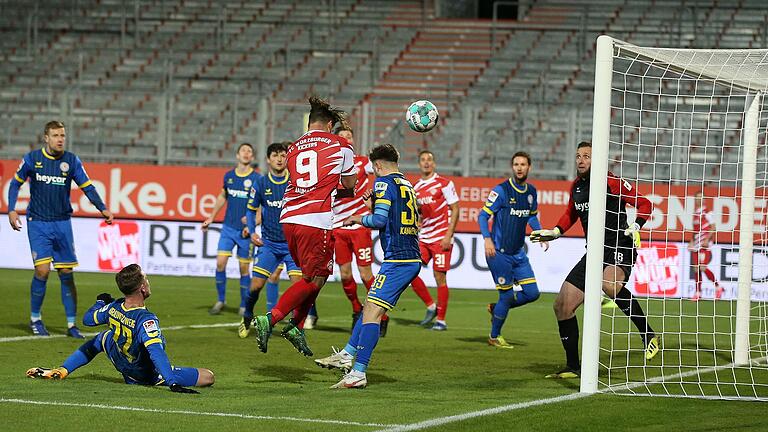 Eine der besten Möglichkeiten der Kickers:&nbsp; Dominic Baumanns Kopfball klatscht gegen Pfosten, Braunschweigs Torhüter Jasmin Fejzic muss nicht mehr eingreifen.