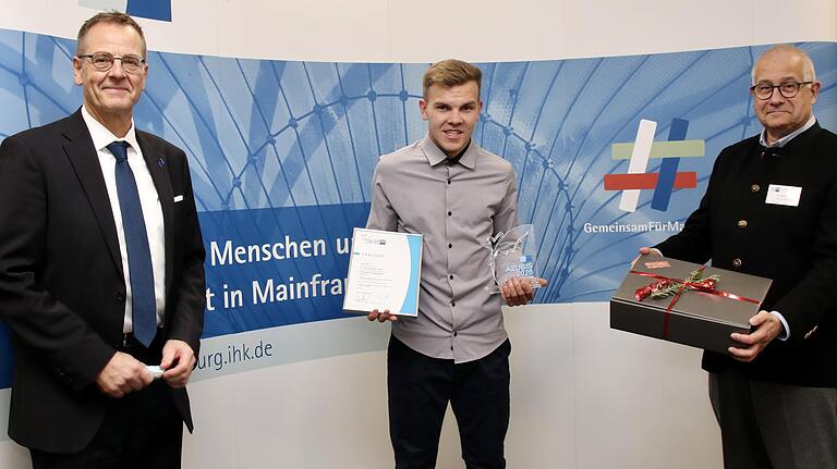 Wurde bundesbester Azubi als Fachkraft für Lagerlogistik: Luca Zeiß (Mitte) aus Knetzgau, ausgebildet bei den Fränkischen Rohrwerken in Königsberg. Links IHK-Hauptgeschäftsführer Ralf Jahn, rechts IHK-Präsident Klaus Mapara. Wurde bundesbester Azubi als Fachkraft für Lagerlogistik: Luca Zeiß (Mitte) aus Knetzgau, ausgebildet bei den Fränkischen Rohrwerken in Königsberg. Links IHK-Hauptgeschäftsführer Ralf Jahn, rechts IHK-Präsident Klaus Mapara.