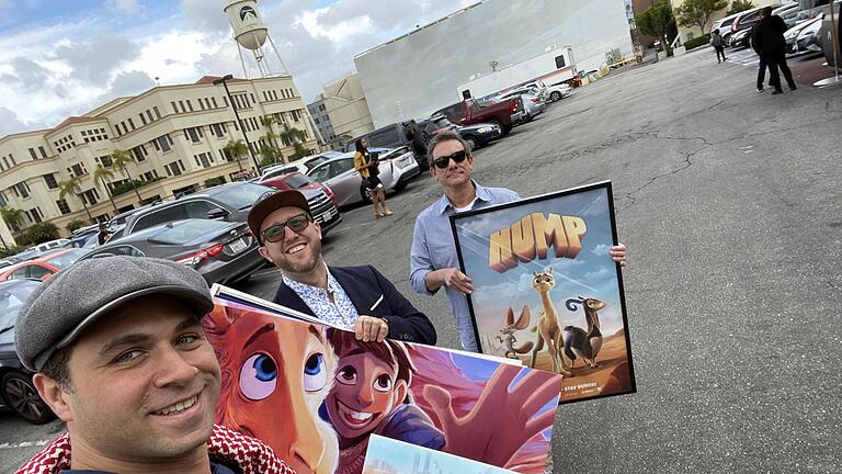 Beim Pitch für 'Hump' in den berühmten Paramount Studios: (von links) Regisseur Amin Matalqa, Alex Weimer (Produzent) und Co-Regisseur Rob Gibbs.