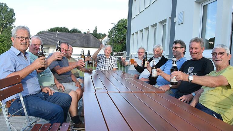 Mit einem „Prosit auf Kleineibstadt“ des Männerstammtischs wird die letzte Aufgabe aufgelöst und endet gleichzeitig das Sommerrätsel „Der Landkreis Rhön-Grabfeld aus der Luft“.