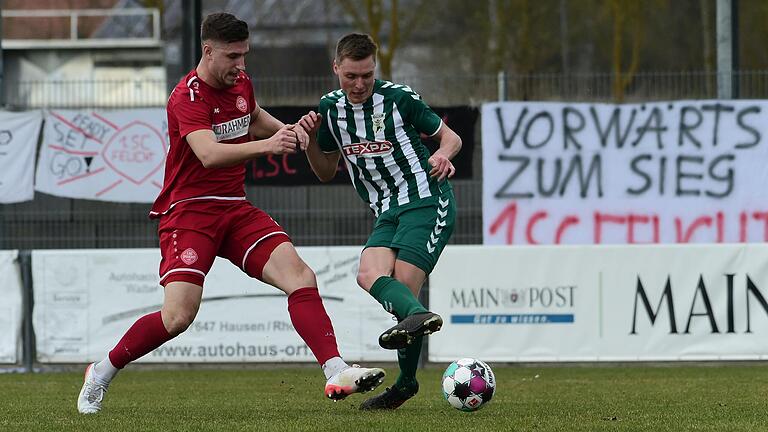 Tim Strohmenger (rechts) vom TSV Großbardorf schiebt den Ball zum 1:1-Ausgleich ins Tor des SC Feucht (Philipp Spießl).