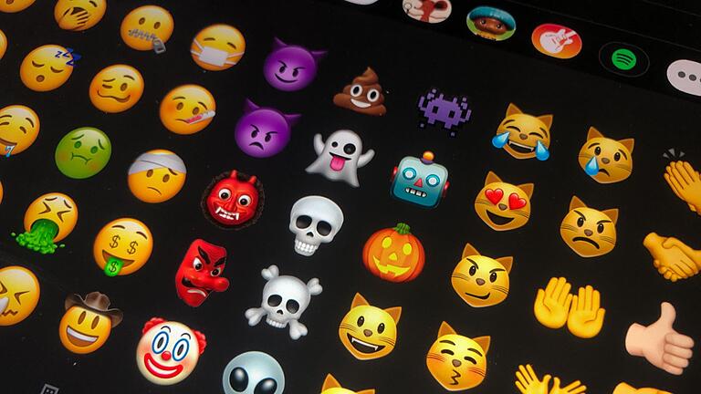 Emojis.jpeg       -  Verschiedene Emojis sind auf einem Tablet zu sehen.