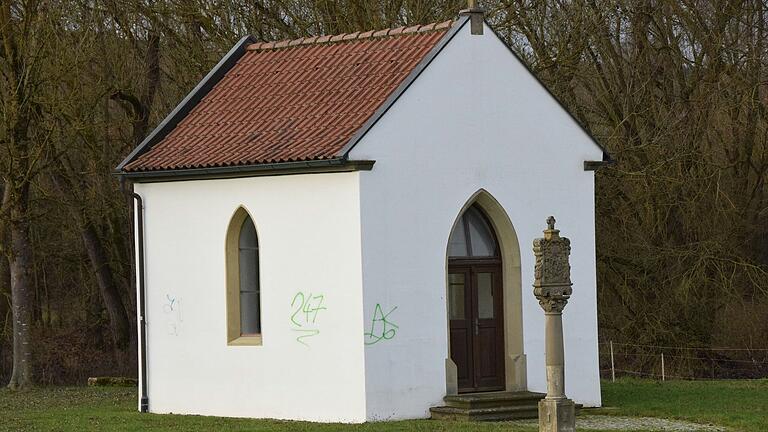 Vor einigen Wochen gab es in Heustreu und Umgebung Schmierereien an verschiedenen Gebäuden. Auch die Veitskapelle blieb nicht verschont, soll aber in nächster Zeit wieder auf Vordermann gebracht werden.