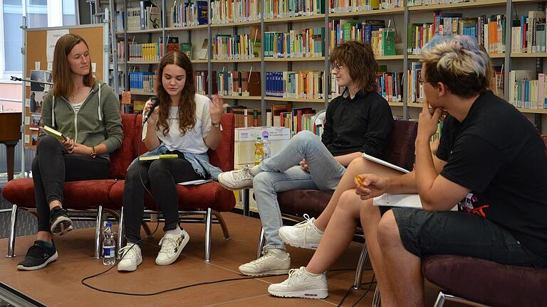 Das literarische Quartett im Gespräch mit der Autorin Josefine Rieks (Dritte von links).